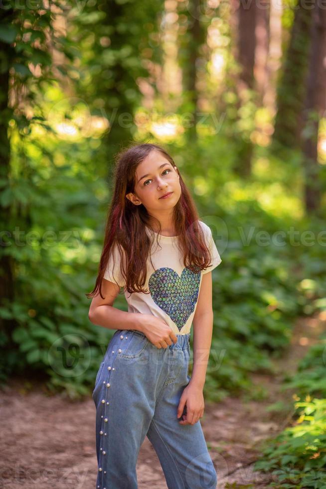 retrato de uma criança. adolescente de 11 anos na floresta. 5464700 Foto de  stock no Vecteezy